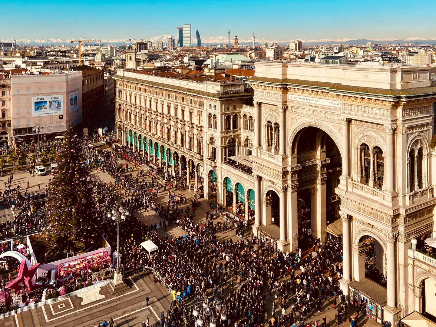 Milano'daki Piazza del Duomo meydanı ve Galleria Vittorio Emanuele II'nin kalabalık görünümü
