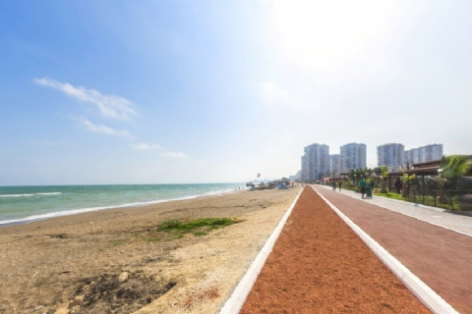 Mersin Mezitli sahilinde deniz kıyısı boyunca uzanan yürüyüş yolu ve çevresindeki yapılar.